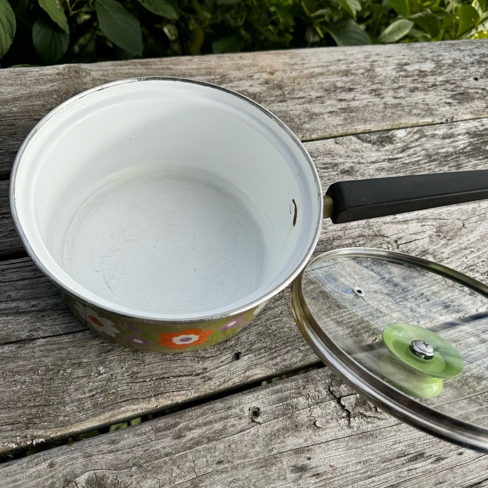 Vintage Floral Enamel Pot - Picture 3 of 5